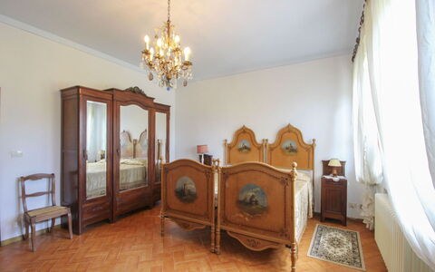 Villa Quattro Mori: Mueble, Diseño De Interiores, Habitación, Piso, Cama, Suelo, Madera, Habitación, Encendiendo, Lecho