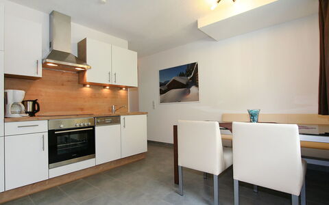 Collina: Habitación, Propiedad, Mueble, Diseño De Interiores, Edificio, Suelo, Cocina, Mostrador, Gabinetes, Casa