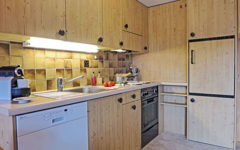 Central: Cocina, Mostrador, Aparato De Cocina, Electrodoméstico, Madera, Gabinetes, Diseño De Interiores, Piso, Mueble, Lavabo