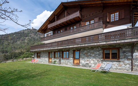 Sarre 350: Mueble Para Exteriores, Arbusto, Casa, Mesa Al Aire Libre, Mueble, Casa, Jardín, Césped, Patio Interior, Inmuebles