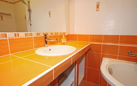 Walter: Baño, Habitación, Propiedad, Loseta, Suelo, Naranja, Pared, Diseño De Interiores, Arquitectura, Piso