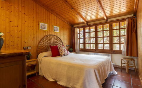 Nellyana: Habitación, Habitación, Mueble, Cama, Propiedad, Marco De La Cama, Sábana, Edificio, Lecho, Techo