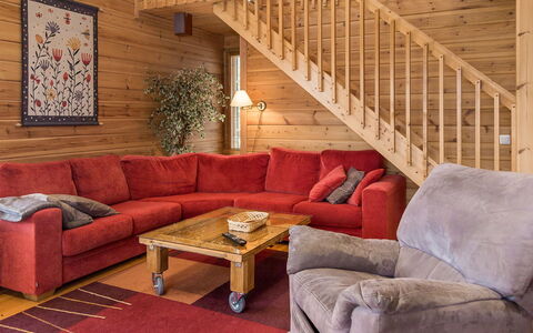 Syvärinkulta B: Mueble, Piso, Suelo, Sofá, Diseño De Interiores, Madera, Sala, Suelos De Madera, Techo, Habitación