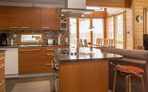 Syvärinkulta B: Mueble, Cocina, Mostrador, Diseño De Interiores, Piso, Gabinetes, Aparato De Cocina, Madera, Silla, Suelo