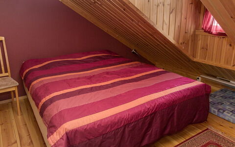 Syvärinkulta B: Habitación, Cama, Suelo, Sábana, Piso, Madera, Lecho, Mueble, Linos, Diseño De Interiores