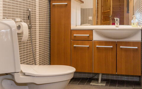 Syvärinkulta B: Lavabo Del Baño, Lavabo, Arreglo De Tubería, Piso, Baño, Diseño De Interiores, Madera, Suelo, Mueble De Baño, Grifo