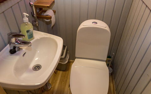 Syvärinkulta B: Asiento Del Baño, Baño, Arreglo De Tubería, Baño, Piso, Suelo, Plomería, Lavabo Del Baño, Lavabo, Grifo