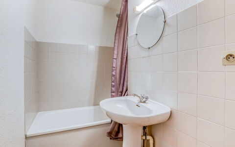Saint Gervais 172: Baño, Propiedad, Habitación, Loseta, Pared, Grifo, Diseño De Interiores, Lavabo Del Baño, Arquitectura, Arreglo De Tubería