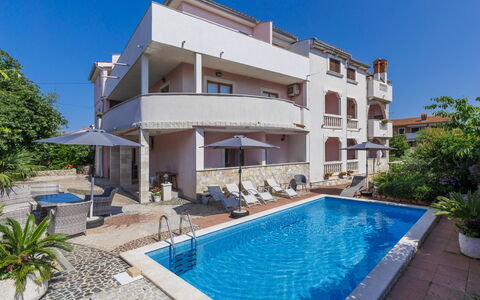 Rovinj 397: Planta, Agua, Edificio, Piscina, Azur, Ventana, Cielo, Árbol, Ocio, Sombra