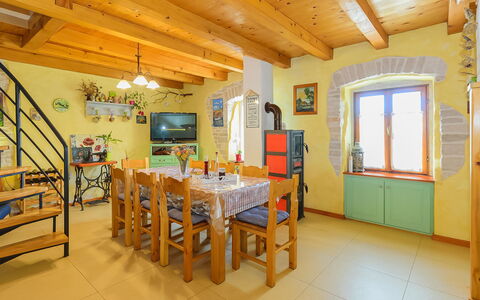 Loreta: Habitación, Propiedad, Edificio, Techo, Bienes Raíces, Diseño De Interiores, Mueble, Casa, Comedor, Cabaña