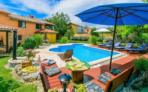 Loreta: Agua, Planta, Cielo, Nube, Propiedad, Edificio, Azul, Azur, Árbol, Piscina