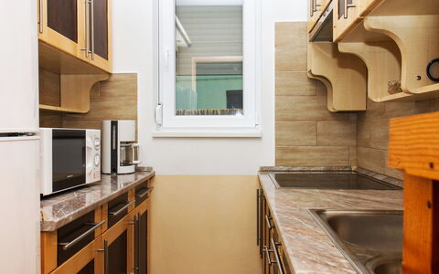 Balatonkeresztur 725: Gabinetes, Mostrador, Propiedad, Estufa De Cocina, Cocina, Madera, Diseño De Interiores, Ventana, Aparato De Cocina, Edificio