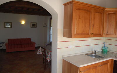 Fieno: Habitación, Propiedad, Mueble, Gabinetes, Cocina, Suelo, Casa, Edificio, Mostrador, Arquitectura