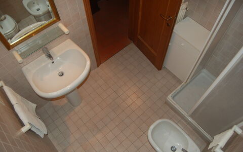 Appartamento Beatrice: Baño, Loseta, Propiedad, Suelo, Baño, Habitación, Madera Dura, Asiento Del Baño, Arreglo De Tubería, Bidé