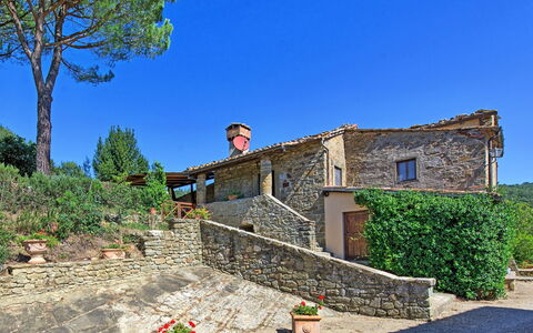 Bigiolo a Melazzano: Propiedad, Casa, Pared, Edificio, Cabaña, Bienes Raíces, Casa, Pared De Piedra, Área Rural, Cielo