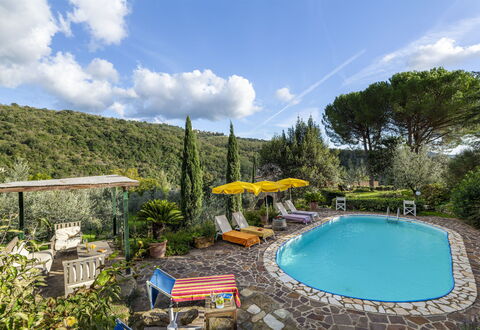 Bigiolo a Melazzano: Agua, Nube, Planta, Cielo, Propiedad, Piscina, Naturaleza, Silla, Árbol, Mueble Para Exteriores