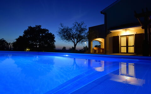 Blog 1: Cielo, Agua, Edificio, Ventana, Piscina, Azul, Casa, Árbol, Cuerpo De Agua, Sombra
