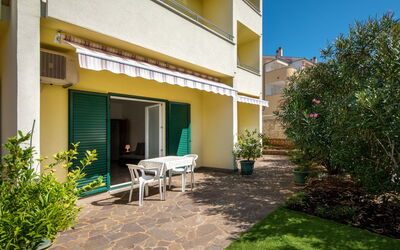 Krk Pinezići 100: Planta, Mueble, Edificio, Propiedad, Mesa, Ventana, Planta De Casa, Sombra, Diseño De Interiores, El Terreno Del Lote