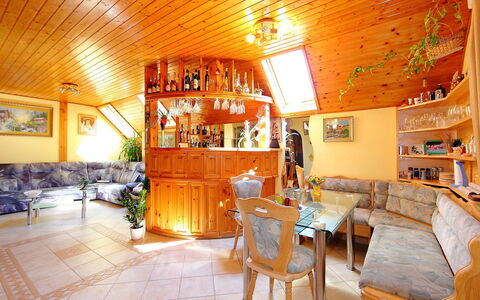 Zsuzsi: Habitación, Edificio, Propiedad, Diseño De Interiores, Mueble, Bienes Raíces, Restaurante, Mesa, Techo, Casa