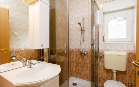 Balatonlelle 130: Marrón, Espejo, Lavabo, Arreglo De Tubería, Propiedad, Grifo, Lavabo Del Baño, Baño, Diseño De Interiores