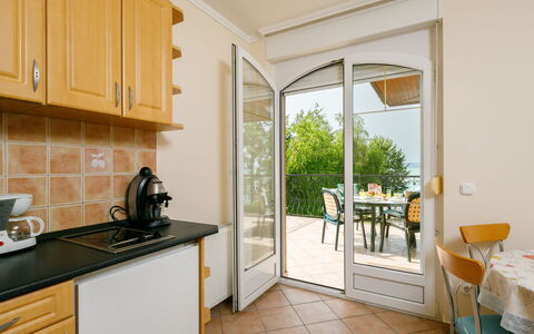 Balatonlelle 130: Gabinetes, Propiedad, Mostrador, Aparato De Cocina, Madera, Diseño De Interiores, Cocina, Arquitectura, Estufa De Cocina, Amarillo