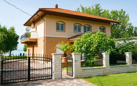 Balatonlelle 130: Cielo, Edificio, Planta, Propiedad, Ventana, Árbol, Casa, El Terreno Del Lote, Barrio Residencial, Bienes Raíces