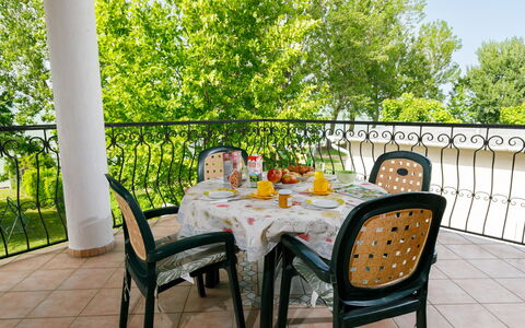 Balatonlelle 130: Mueble, Mesa, Silla, Planta, Manteles, Mueble Para Exteriores, Madera, Árbol, Ocio, Vajilla