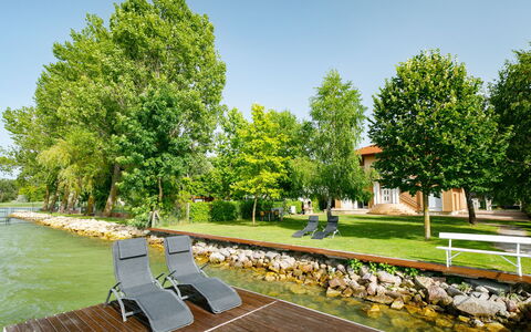 Balatonlelle 130: Planta, Cielo, Agua, Árbol, Sombra, Mueble Para Exteriores, Paisaje Natural, Ocio, Hierba, Diseño Urbano