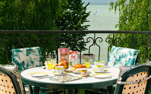 Balatonlelle 130: Mesa, Vajilla, Propiedad, Mueble, Silla, Verde, Mesa Al Aire Libre, Naturaleza, Planta, Manteles