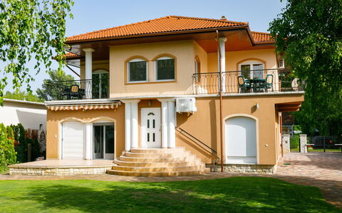 Balatonlelle 130: Planta, Edificio, Ventana, Cielo, Propiedad, Árbol, Puerta, Casa, Porche