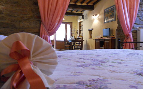 Casa Stefy: Cortina, Habitación, Rosado, Cama, Diseño De Interiores, Textil, Púrpura, Tratamiento De La Ventana, Sábana, Mueble