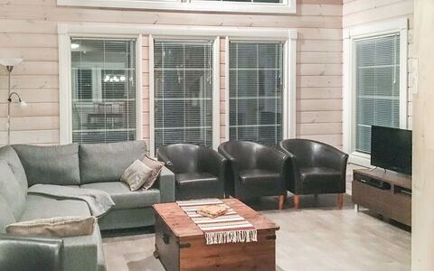 Aamukajo: Mueble, Diseño De Interiores, Piso, Suelo, Mesa, Techo, Cocina Y Comedor Mesa, Encendiendo, Silla, Casa