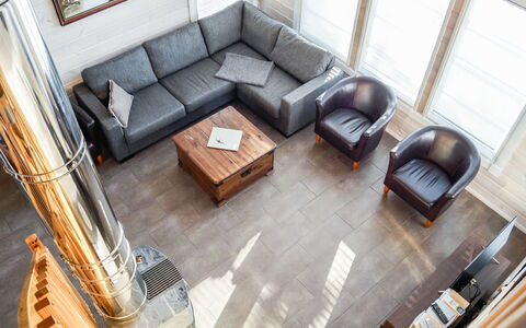 Aamukajo: Mueble, Diseño De Interiores, Piso, Suelo, Mesa, Techo, Cocina Y Comedor Mesa, Encendiendo, Silla, Casa