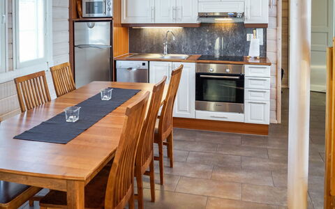 Aamukajo: Mueble, Diseño De Interiores, Piso, Suelo, Mesa, Techo, Cocina Y Comedor Mesa, Encendiendo, Silla, Casa