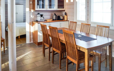 Aamukajo: Mueble, Diseño De Interiores, Piso, Suelo, Mesa, Techo, Cocina Y Comedor Mesa, Encendiendo, Silla, Casa