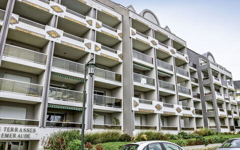 Dinard 153: Coche, Planta, Edificio, Propiedad, Cielo, Blanco, Vehículo