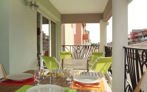 Le Madrilène: Propiedad, Habitación, Mueble, Verde, Diseño De Interiores, Amarillo, Edificio, Comedor, Casa, Silla
