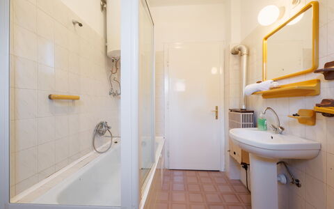 Peach: Baño, Pared, Piso, Arreglo De Tubería, Lavabo Del Baño, Suelo, Diseño De Interiores, Plomería, Techo, Grifo