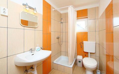 Apricot: Baño, Propiedad, Habitación, Naranja, Amarillo, Diseño De Interiores, Arquitectura, Bienes Raíces, Edificio, Casa