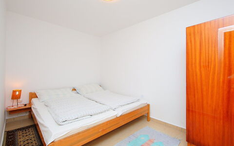 Apricot: Cama, Habitación, Habitación, Propiedad, Mueble, Sábana, Naranja, Suelo, Colchón, Bienes Raíces