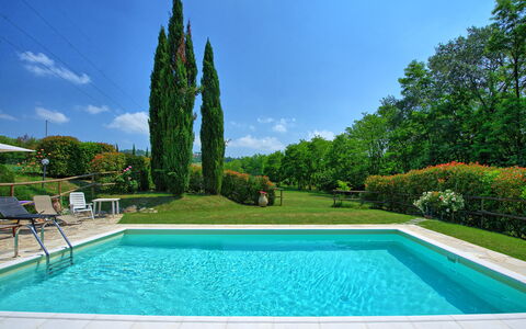 Casa Ovile: Agua, Planta, Cielo, Tiempo De Día, Nube, Propiedad, Piscina, Verde, Azur, Árbol