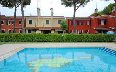 Bibione 310: Agua, Planta, Tiempo De Día, Propiedad, Edificio, Piscina, Cielo, Ventana, Azur, Naturaleza