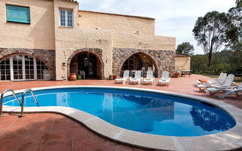 Can Trullas: Agua, Cielo, Nube, Propiedad, Edificio, Ventana, Azur, Piscina, Planta, Cuerpo De Agua