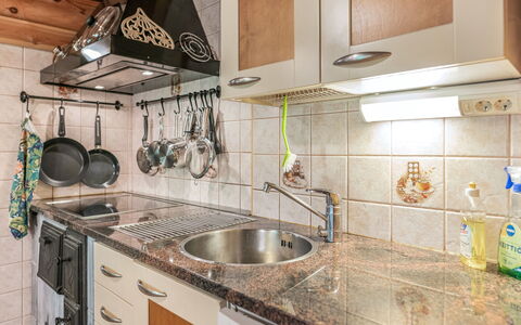 Koivukallio: Cocina, Aparato De Cocina, Mostrador, Electrodoméstico, Gabinetes, Fregadero, Diseño De Interiores, Estufa De Cocina, Arreglo De Tubería, Electrodoméstico