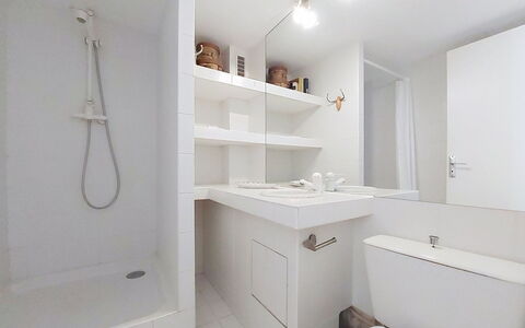 Le Platin: Baño, Arreglo De Tubería, Piso, Pared, Diseño De Interiores, Suelo, Bañera, Grifo, Plomería, Techo