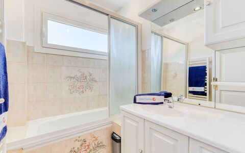 Cavalaire 158: Habitación, Propiedad, Baño, Diseño De Interiores, Mueble, Gabinetes, Loseta, Edificio, Casa, Casa