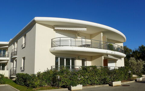 Les Rivages de L'Esterel: Mueble, Mesa, Edificio, Silla, Ventana, Madera, Piso, Sombra, Suelo, Porche