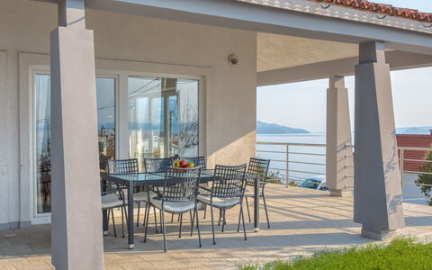 Senj: Propiedad, Edificio, Casa, Bienes Raíces, Porche, Casa, Mesa, Mueble, Puerta, Habitación