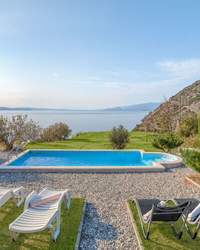 Senj: Propiedad, Paisaje Natural, Casa, Piscina, Bienes Raíces, Inmuebles, Hierba, Edificio, Villa, Arquitectura