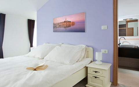 Bea: Habitación, Mueble, Cama, Habitación, Sábana, Propiedad, Pared, Diseño De Interiores, Colchón, Marco De La Cama